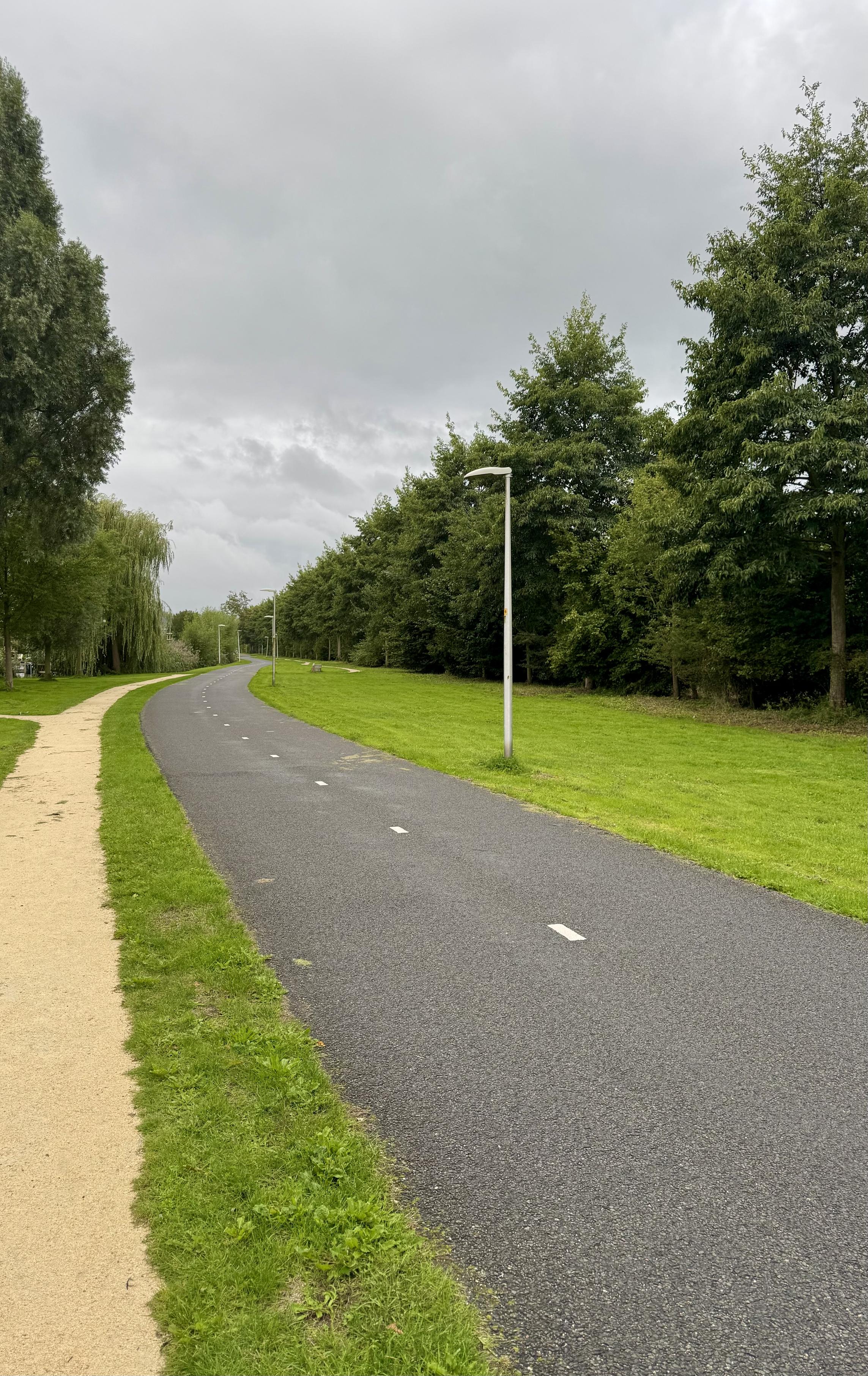 Stil leeg fietspad aan de rand van Voorschoten